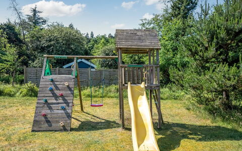 Yardila - 1.5Km from the Sea: Campo Da Giuoco, Attrezzatura Giochi All'Aperto, Spazio Pubblico, Scivolo, Terreno Di Gioco, Giardino, Prato, Backyard, Shade, Parco