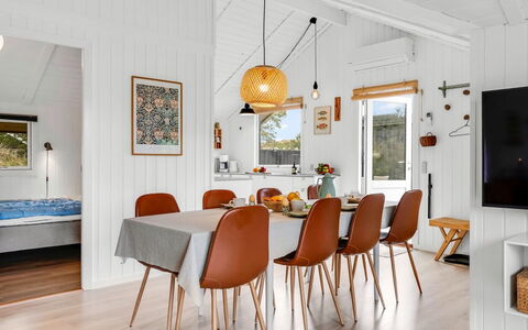 Ilsi - 1.5Km from the Sea: Legna, Interior Design, Casa, Pavimentazione, Mobilia, Soffitto, Cucina & Sala Da Pranzo Tavolo, Pavimento In Legno, Sala Da Pranzo, Sedia