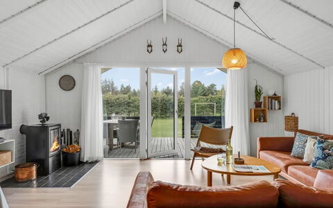 Ilsi - 1.5Km from the Sea: Legna, Soffitto, Mobilia, Interior Design, Casa, Pavimento, Divano, Soggiorno, Villetta