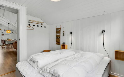 Ilsi - 1.5Km from the Sea: Interior Design, Legna, Soffitto, Camera Da Letto, Letto, Pavimentazione, Mobilia, Pavimento, Lampada, Illuminazione