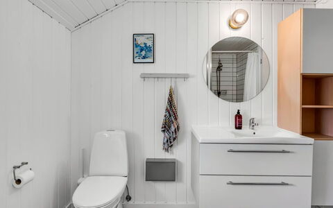 Ilsi - 1.5Km from the Sea: Idraulico Fixture, Pavimentazione, Pavimento, Mobiletto Del Bagno, Lavello, Interior Design, Gabinetto, Bagno, Idraulico, Lavandino Del Bagno