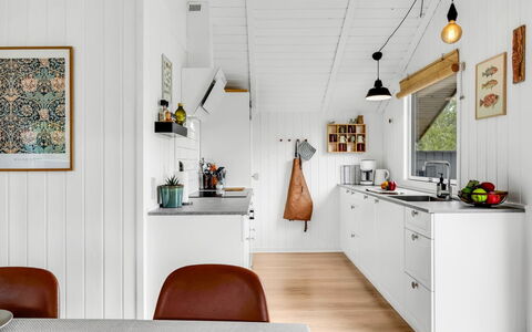 Ilsi - 1.5Km from the Sea: Cucina, Pavimentazione, Legna, Interior Design, Controsoffitto, Lampada, Soffitto, Pavimento, Elettrodomestico Da Cucina, Casa