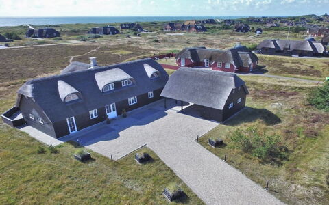 Dorte - 200M from the Sea: Arbusto, Urban Design, Groundcover, Brick, Appartamento, Estate, Muratura, Balcone, Landscaping
