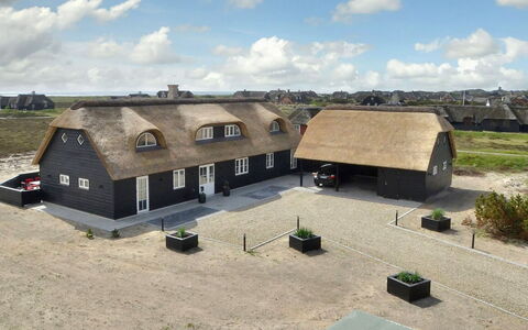 Dorte - 200M from the Sea: Arbusto, Urban Design, Groundcover, Brick, Appartamento, Estate, Muratura, Balcone, Landscaping