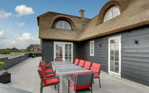 Dorte - 200M from the Sea: Arbusto, Urban Design, Groundcover, Brick, Appartamento, Estate, Muratura, Balcone, Landscaping