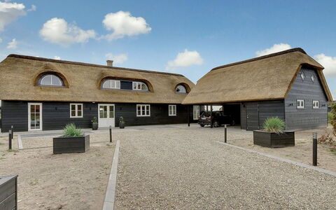 Dorte - 200M from the Sea: Arbusto, Urban Design, Groundcover, Brick, Appartamento, Estate, Muratura, Balcone, Landscaping