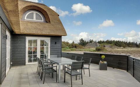 Dorte - 200M from the Sea: Arbusto, Urban Design, Groundcover, Brick, Appartamento, Estate, Muratura, Balcone, Landscaping