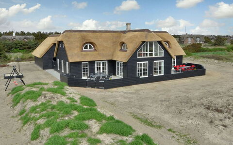 Dorte - 200M from the Sea: Arbusto, Urban Design, Groundcover, Brick, Appartamento, Estate, Muratura, Balcone, Landscaping