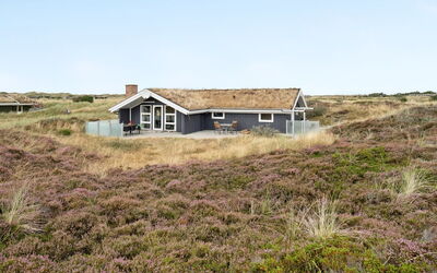 Tennie - 300M from the Sea