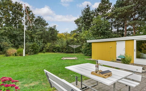 Arnelung - 1.9Km from the Sea: Arbusto, Urban Design, Groundcover, Brick, Appartamento, Estate, Muratura, Balcone, Landscaping