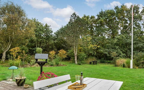 Arnelung - 1.9Km from the Sea: Arbusto, Urban Design, Groundcover, Brick, Appartamento, Estate, Muratura, Balcone, Landscaping