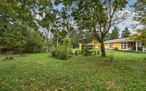 Arnelung - 1.9Km from the Sea: Arbusto, Urban Design, Groundcover, Brick, Appartamento, Estate, Muratura, Balcone, Landscaping
