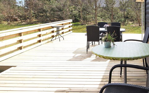 Dane - 500M from the Sea: Tetto, Casa, Lotto, Casa, Villetta, Estate, Edifici Giardino, Shade, Log Cabin, Landscaping