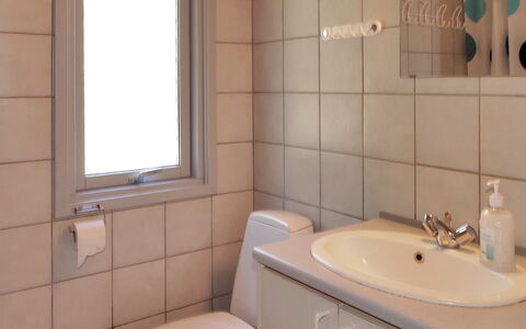 Dane - 500M from the Sea: Lavandino Del Bagno, Idraulico Fixture, Bagno, Lavello, Parete, Interior Design, Pavimentazione, Pavimento, Rubinetto, Mobiletto Del Bagno