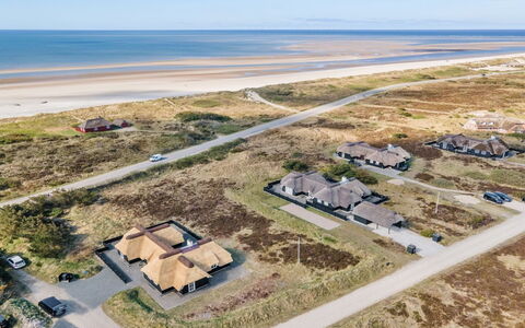 Rother - 100M from the Sea: Casa, Casa, Tetto, Zona Residenziale, Villetta, Estate, Agriturismo, Prato, Landscaping, Raccordo