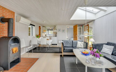 Hildegarde - 900M from the Sea: Interior Design, Pavimentazione, Legna, Divano, Mobilia, Soffitto, Pavimento, Soggiorno, Camera
