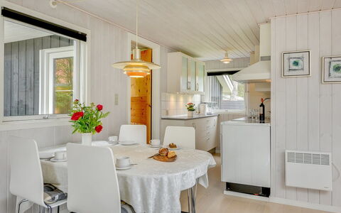 Hildegarde - 900M from the Sea: Interior Design, Pavimentazione, Mobilia, Legna, Soffitto, Cucina, Lampada, Pavimento, Controsoffitto, Camera