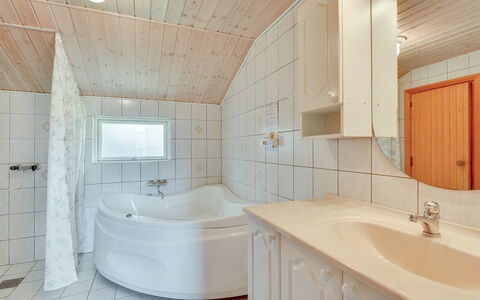 Hildegarde - 900M from the Sea: Idraulico Fixture, Pavimentazione, Interior Design, Legna, Soffitto, Pavimento, Bagno, Lavello, Lavandino Del Bagno, Vasca Da Bagno