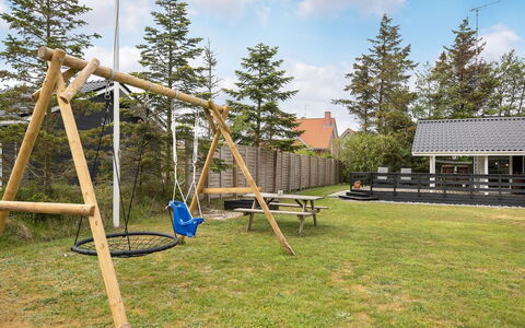Hildegarde - 900M from the Sea: Attrezzatura Giochi All'Aperto, Swing, Terreno Di Gioco, Shade, Parco, Giardino, Prato, Backyard, Scala, Cortile