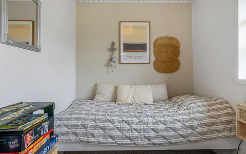 Agni - 800M from the Sea: Letto, Mobilia, Camera Da Letto, Interior Design, Bedding, Parete, Lenzuolo, Legna, Biancheria, Pavimento