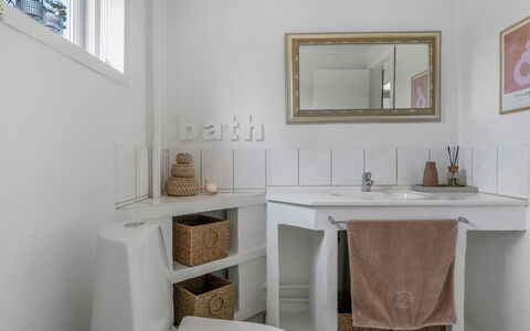 Agni - 800M from the Sea: Interior Design, Bagno, Parete, Pavimentazione, Idraulico Fixture, Pavimento, Mobiletto Del Bagno, Lavello, Casa, Soffitto