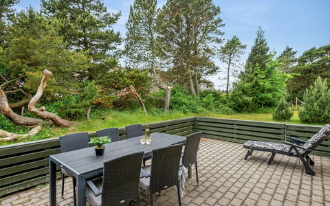 Urda - 1Km from the Sea: Mobilia, Mobili Da Esterno, Tavolo Esterno, Giardino, Sedia, Latifoglie, Shade, Deck, Landscaping, Color Legno