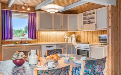 Urda - 1Km from the Sea: Interior Design, Legna, Soffitto, Mobilia, Pavimentazione, Illuminazione, Cucina, Lampada, Casa, Pavimento