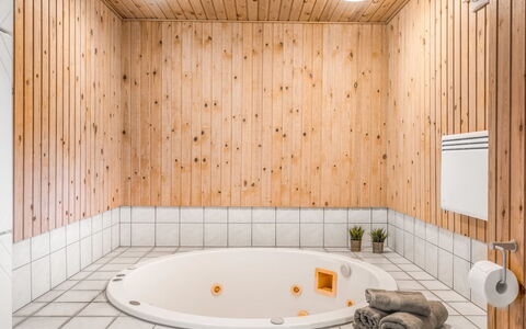 Urda - 1Km from the Sea: Pavimentazione, Interior Design, Idraulico Fixture, Bagno, Vasca Da Bagno, Pavimento, Idraulico, Camera, Rubinetto, Soffitto