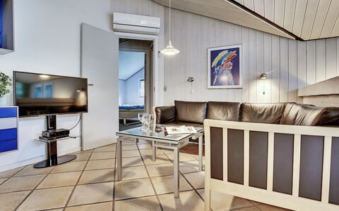Guththorm - 600M from the Sea: Interior Design, Mobilia, Pavimentazione, Soffitto, Pavimento, Divano, Camera, Illuminazione, Soggiorno, Appartamento