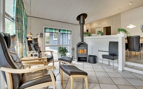 Guththorm - 600M from the Sea: Mobilia, Interior Design, Pavimentazione, Legna, Soffitto, Pavimento, Sedia, Soggiorno, Illuminazione, Tavolo