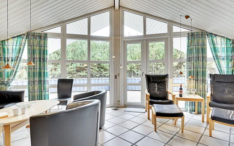 Guththorm - 600M from the Sea: Mobilia, Interior Design, Soffitto, Divano, Pavimento, Pavimentazione, Sedia, Soggiorno, Porta