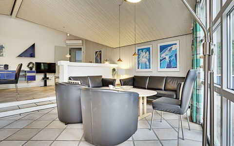 Guththorm - 600M from the Sea: Mobilia, Interior Design, Pavimentazione, Divano, Soffitto, Pavimento, Soggiorno, Illuminazione, Sedia