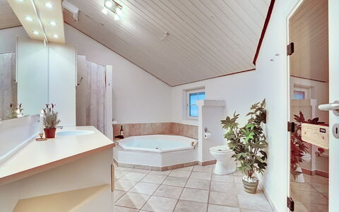 Guththorm - 600M from the Sea: Interior Design, Soffitto, Pavimentazione, Pavimento, Idraulico Fixture, Camera, Lampada, Vasca Da Bagno, Idraulico, Bagno
