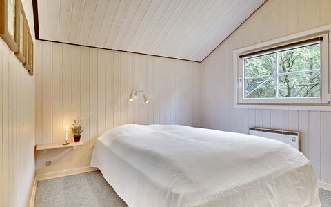 Guththorm - 600M from the Sea: Legna, Soffitto, Pavimentazione, Pavimento, Interior Design, Camera Da Letto, Casa, Camera, Letto, Lampada