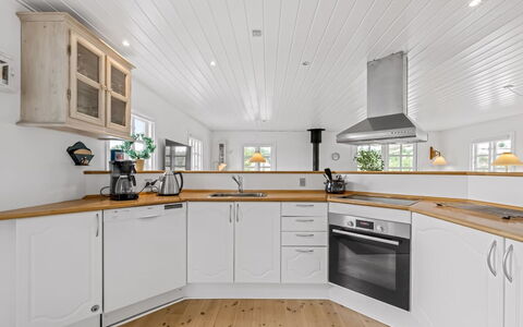 Dortea - 600M from the Sea: Pavimentazione, Legna, Interior Design, Soffitto, Pavimento, Controsoffitto, Cucina, Cabinetry, Elettrodomestico, Elettrodomestico Da Cucina
