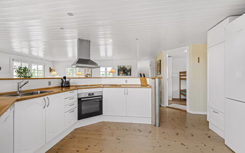 Dortea - 600M from the Sea: Pavimentazione, Legna, Pavimento, Soffitto, Interior Design, Pavimento In Legno, Controsoffitto, Cabinetry, Cucina, Mobilia