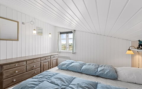 Dortea - 600M from the Sea: Soffitto, Interior Design, Legna, Camera Da Letto, Pavimentazione, Pavimento, Letto, Illuminazione, Bedding, Lenzuolo