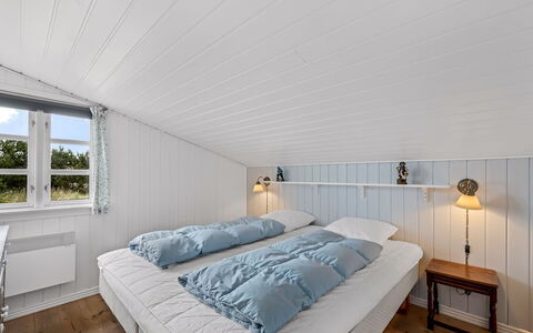 Dortea - 600M from the Sea: Legna, Soffitto, Camera Da Letto, Interior Design, Pavimento, Pavimentazione, Letto, Mobilia, Bedding, Telaio Del Letto