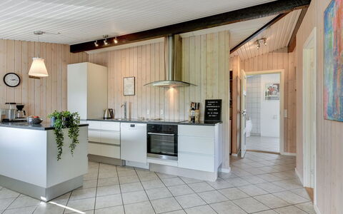 Jess - from the Sea: Cucina, Pavimentazione, Interior Design, Legna, Soffitto, Lampada, Pavimento, Controsoffitto, Mobilia, Cabinetry