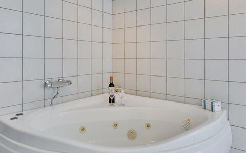 Jess - from the Sea: Bagno, Idraulico Fixture, Vasca Da Bagno, Interior Design, Pavimentazione, Pavimento, Rubinetto, Idraulico, Materiale Composito, Camera
