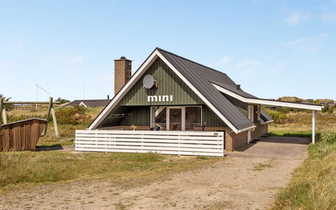 Alleta - 600M from the Sea: Arbusto, Urban Design, Groundcover, Brick, Appartamento, Estate, Muratura, Balcone, Landscaping
