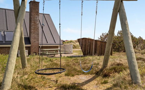 Alleta - 600M from the Sea: Arbusto, Urban Design, Groundcover, Brick, Appartamento, Estate, Muratura, Balcone, Landscaping