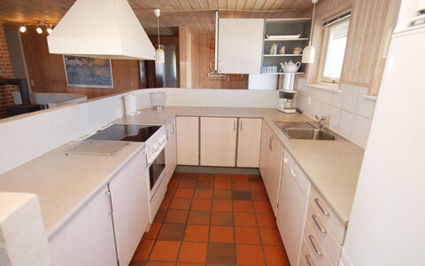 Riborg - from the Sea: Cucina, Controsoffitto, Pavimentazione, Interior Design, Cabinetry, Pavimento, Legna, Lavello, Elettrodomestico Da Cucina, Lavandino Della Cucina