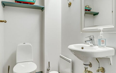 Jannike - 100M from the Sea: Bagno, Idraulico Fixture, Lavandino Del Bagno, Parete, Lavello, Interior Design, Pavimentazione, Rubinetto, Pavimento, Idraulico