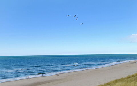 Jannike - 100M from the Sea: Blu, Acqua, Spiaggia, Corpo D'Acqua, Risorse Idriche, Giorno, Ambiente Naturale, Orizzonte, Costa, Mare