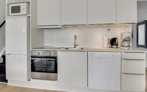 Pavlinka - 200M from the Sea: Elettrodomestico Da Cucina, Cucina, Controsoffitto, Apparecchio Major, Cabinetry, Elettrodomestico, Interior Design, Pavimentazione, Cucina Stufa, Mobilia