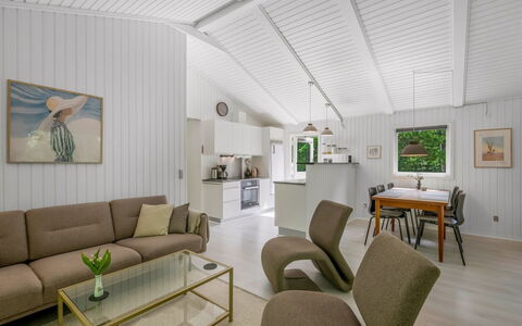 Fredger - 1.8Km from the Sea: Interior Design, Pavimentazione, Soffitto, Legna, Divano, Mobilia, Pavimento, Soggiorno, Camera, Casa