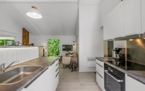 Fredger - 1.8Km from the Sea: Cucina, Controsoffitto, Interior Design, Elettrodomestico Da Cucina, Pavimentazione, Legna, Soffitto, Apparecchio Major, Mobilia, Pavimento
