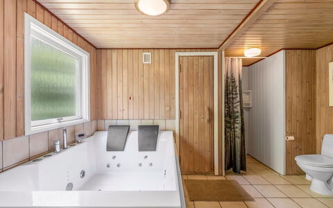 Fredger - 1.8Km from the Sea: Pavimentazione, Pavimento, Interior Design, Idraulico Fixture, Legna, Soffitto, Vasca Da Bagno, Bagno, Camera, Idraulico