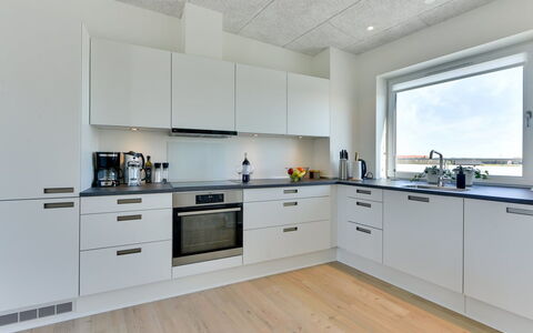 Aiana - 250M from the Sea: Cucina, Pavimentazione, Soffitto, Legna, Controsoffitto, Interior Design, Cabinetry, Pavimento, Elettrodomestico Da Cucina, Lampada